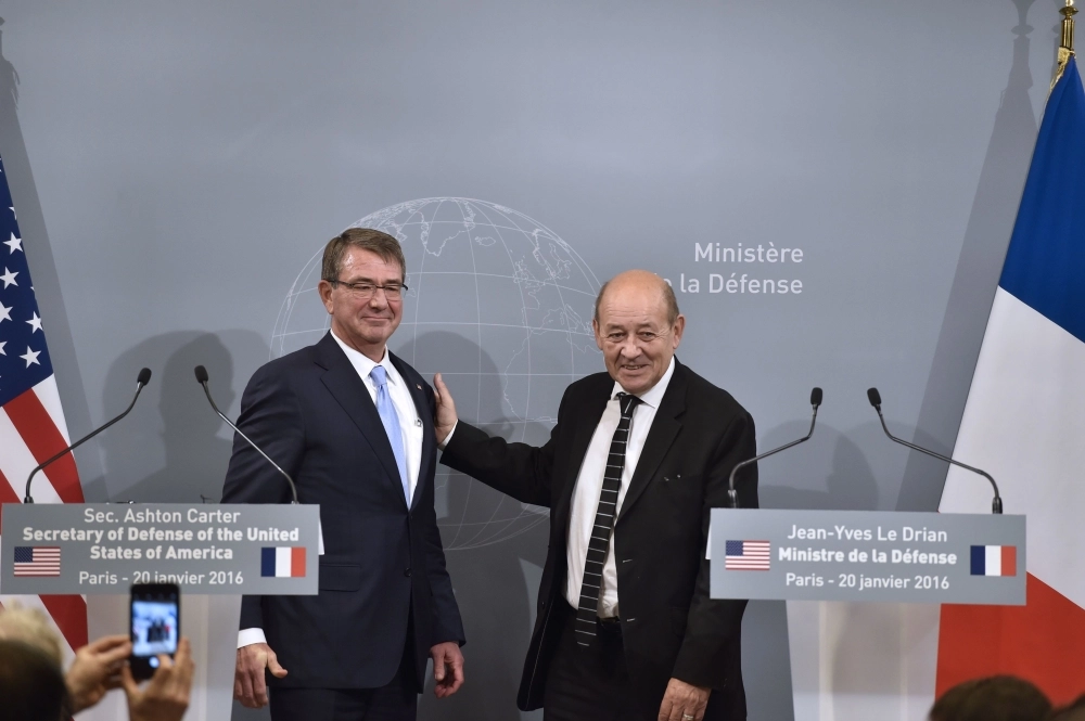 وزيرا دفاع فرنسا وأمريكا عقب مؤتمر صحفي في باريس (أ ف ب)