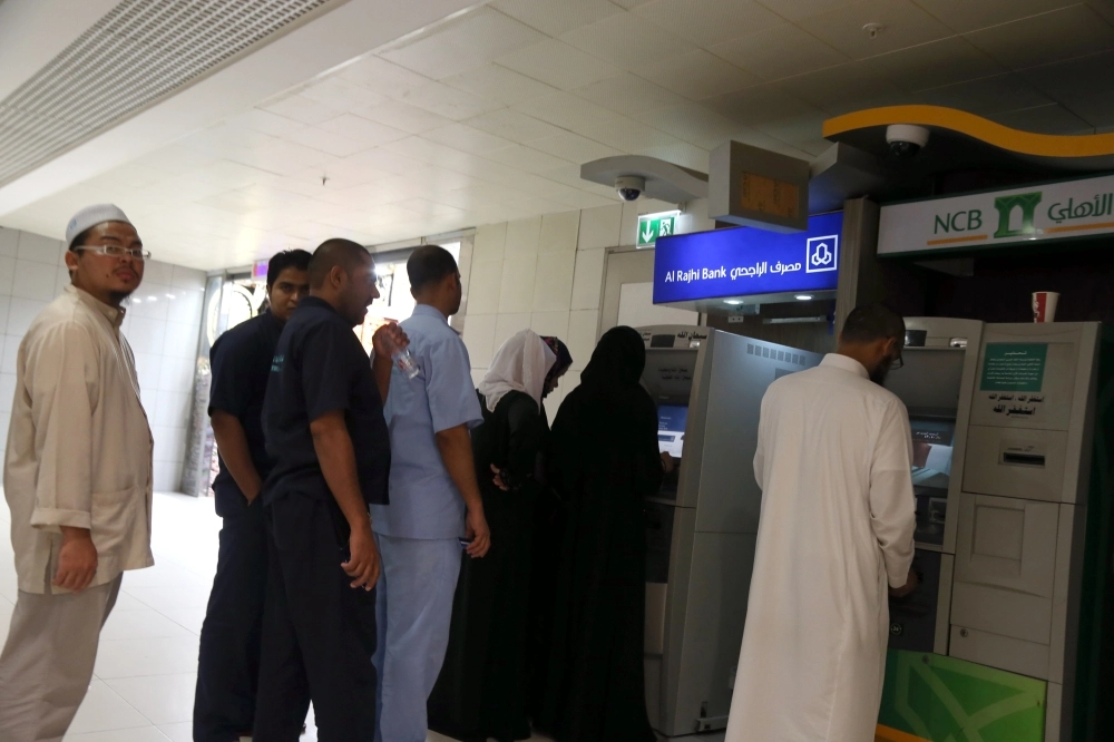 تجمع على جهاز صراف  (أحمد جابر)