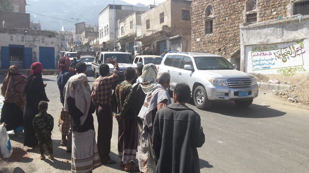 يمنيون يحيون فريق الأمم المتحدة لدى وصوله تعز ( ياسر عقيل)