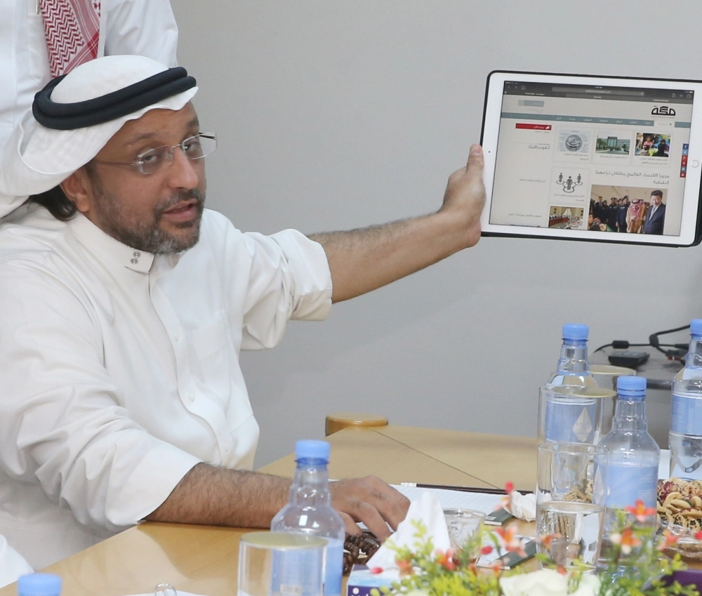 عبد العزيز يماني متحدثا في الاجتماع 