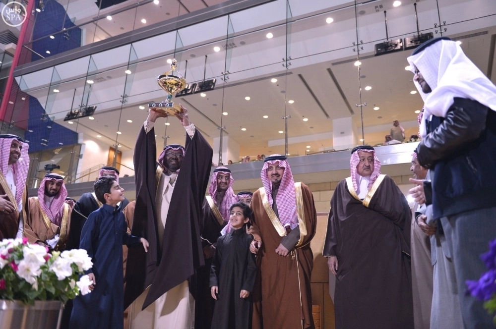   فيصل بن خالد متوجا الفائزين بكؤوس ملوك السعودية (واس)
