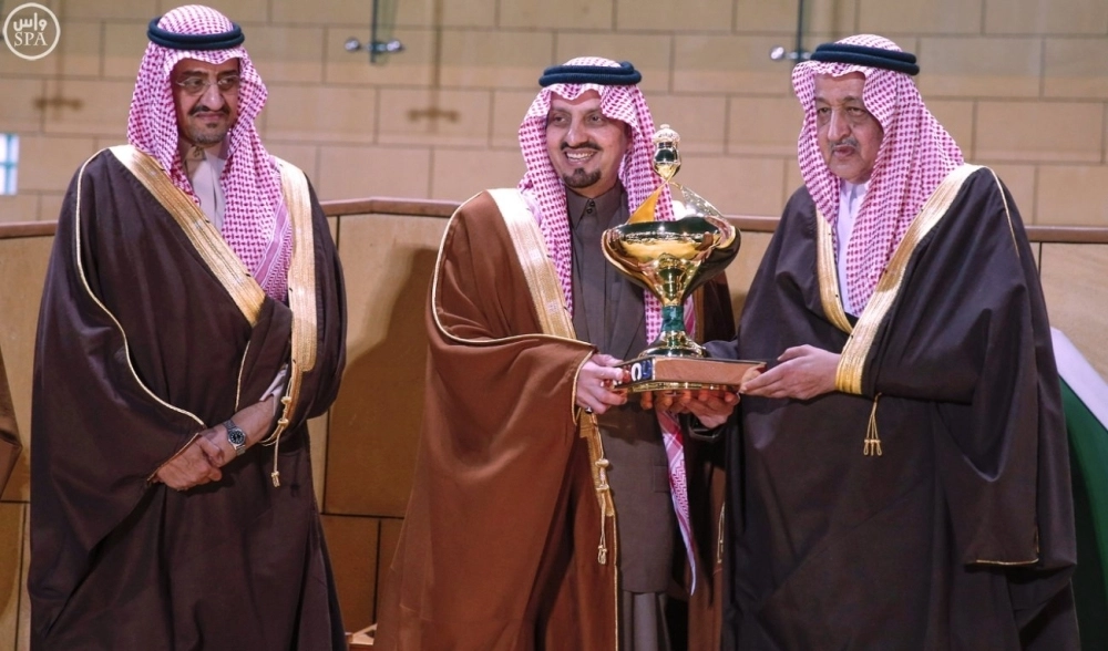   فيصل بن خالد متوجا الفائزين بكؤوس ملوك السعودية (واس)
