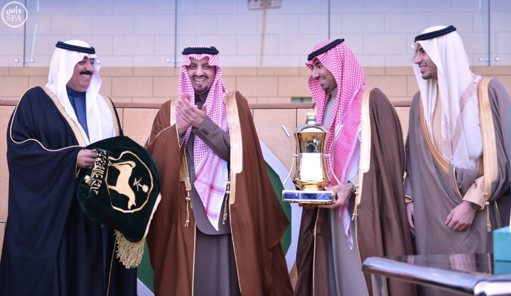   فيصل بن خالد متوجا الفائزين بكؤوس ملوك السعودية (واس)
