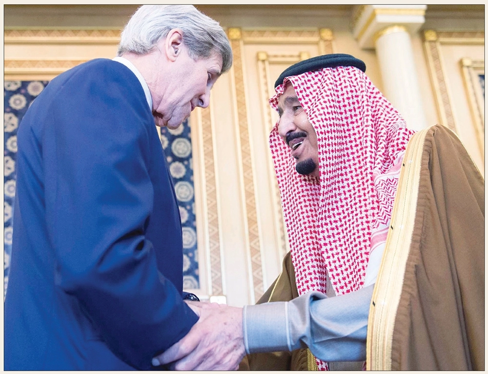 
    الملك سلمان مستقبلا جون كيري في قصر العوجا بالدرعية أمس (واس)