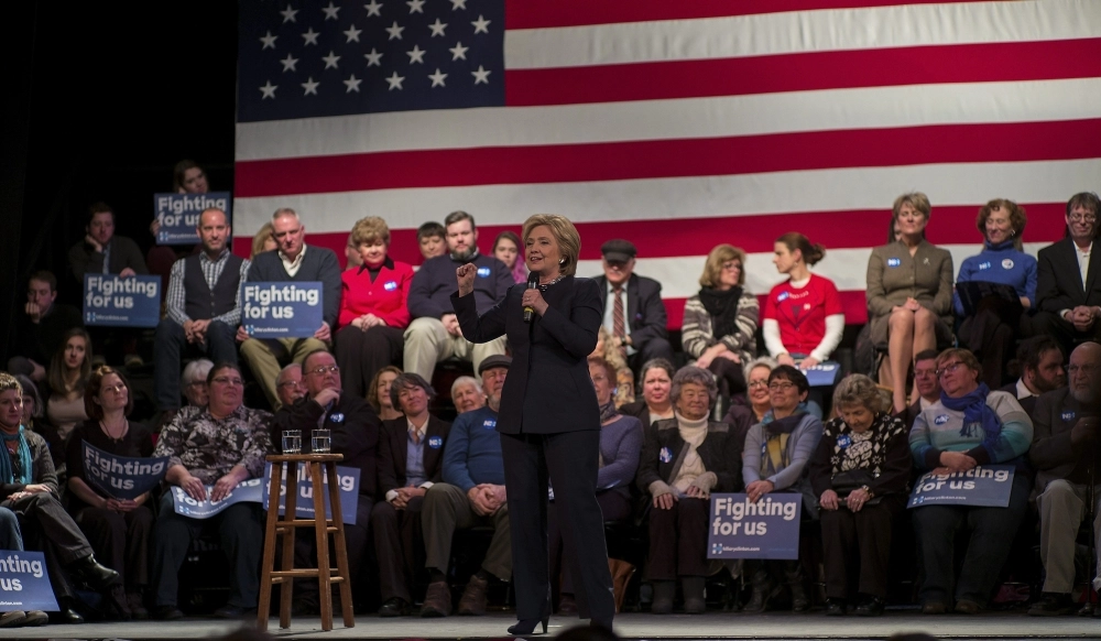 هيلاري كلينتون تتحدث أمام تجمع انتخابي في نيوهامبشاير (إ ب أ)