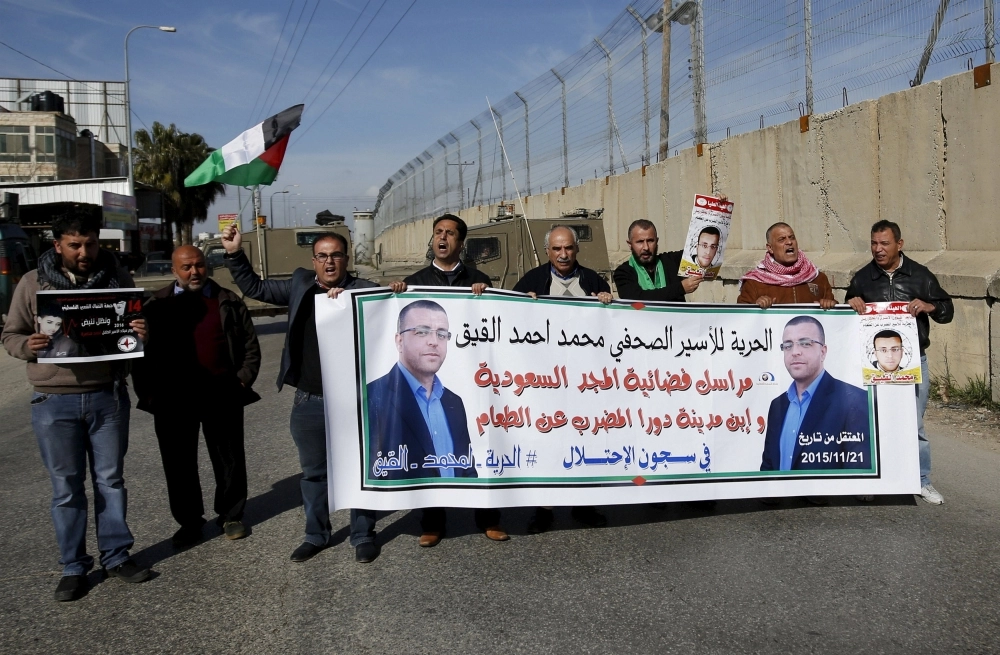 تظاهرة قرب رام الله للمطالبة بإطلاق سراح الأسير بسجون الاحتلال محمد القيق (رويترز)