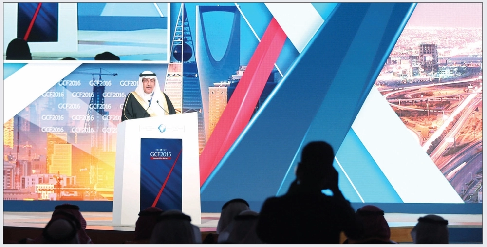 
    العثمان متحدثا في افتتاح منتدى التنافسية في الرياض أمس (زياد الرزيزاء)