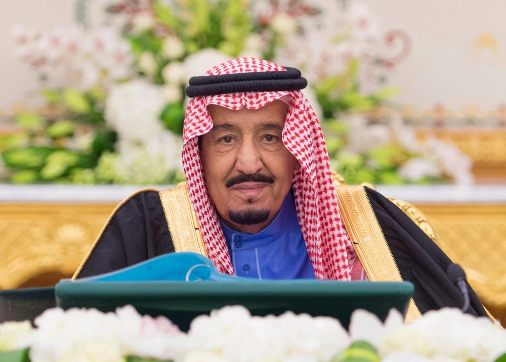 الملك سلمان بن عبدالعزيز خلال ترؤسه جلسة المجس أمس في قصر اليمامة بالرياض (واس)