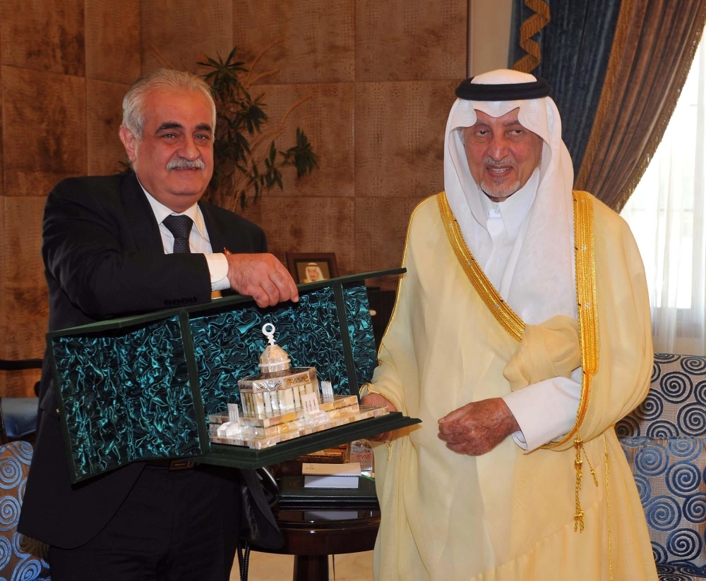 خالد الفيصل خلال لقائه محمود الأسدي (مكة)