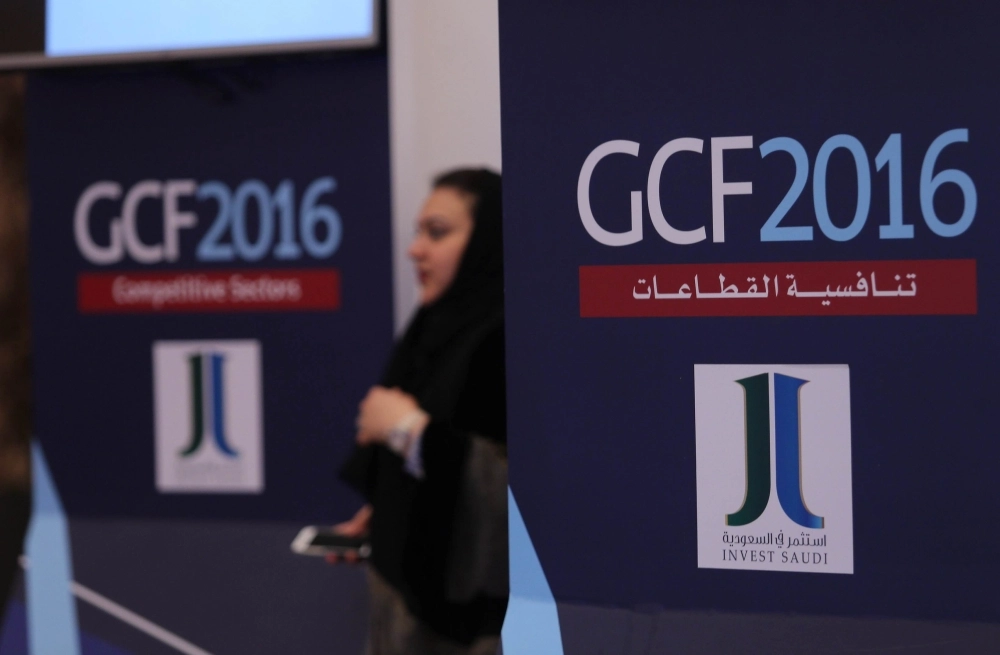 سيدة بجانب اعلان للمنتدى