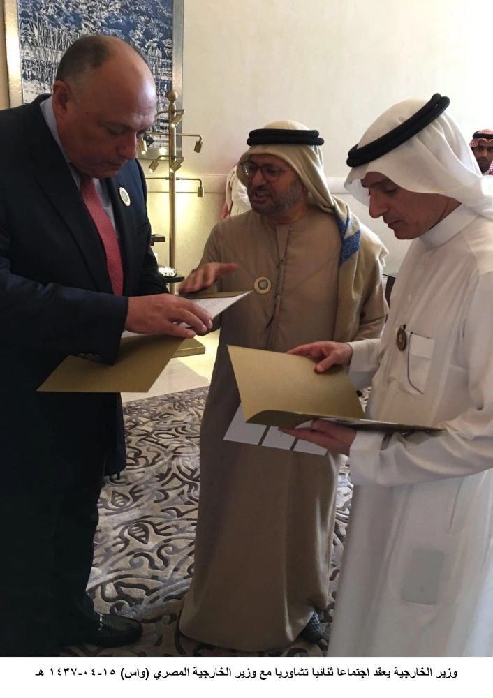 عادل الجبير وسامح شكري في حديث جانبي (واس)