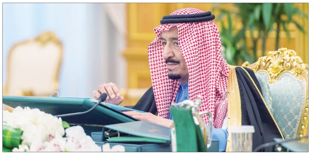 
    الملك سلمان بن عبدالعزيز خلال ترؤسه جلسة مجلس الوزراء أمس في قصر اليمامة بالرياض (واس)
