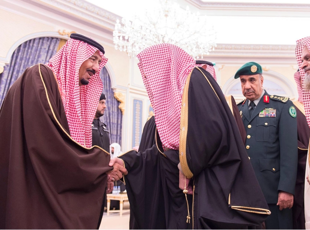 ...ويصافح أحد العلماء