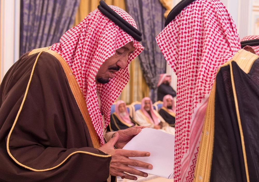 الملك سلمان خلال استقبال أحد المواطنين