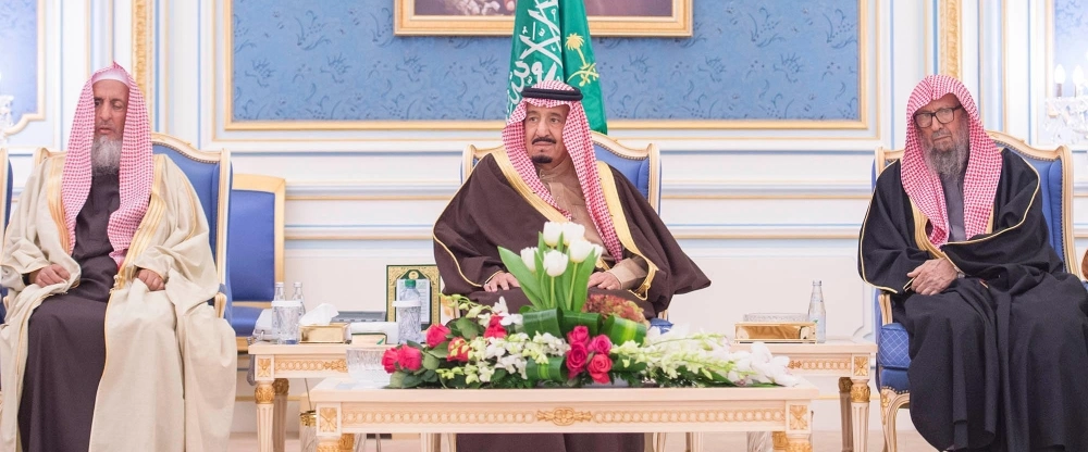 الملك سلمان بن عبدالعزيز خلال استقبال الأمراء والمفتي والعلماء والمواطنين في قصر اليمامة أمس (واس)