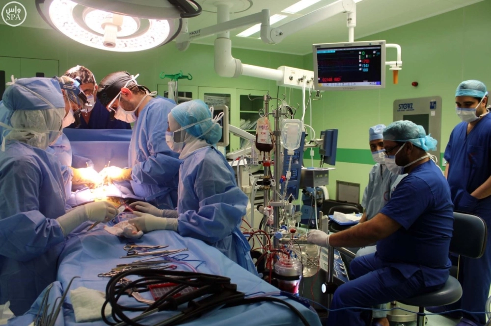 أطباء في غرفة عمليات بأحد المستشفيات  (مكة)