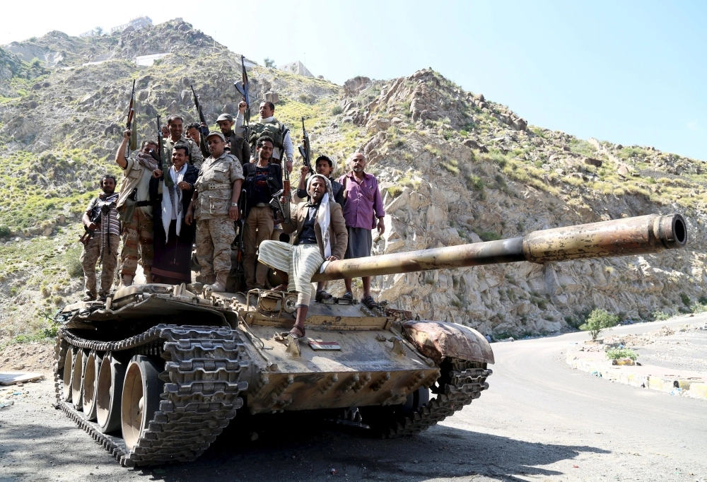 عناصر من القوات الشرعية يعبرون عن فرحهم بالانتصارات قرب تعز (رويترز)