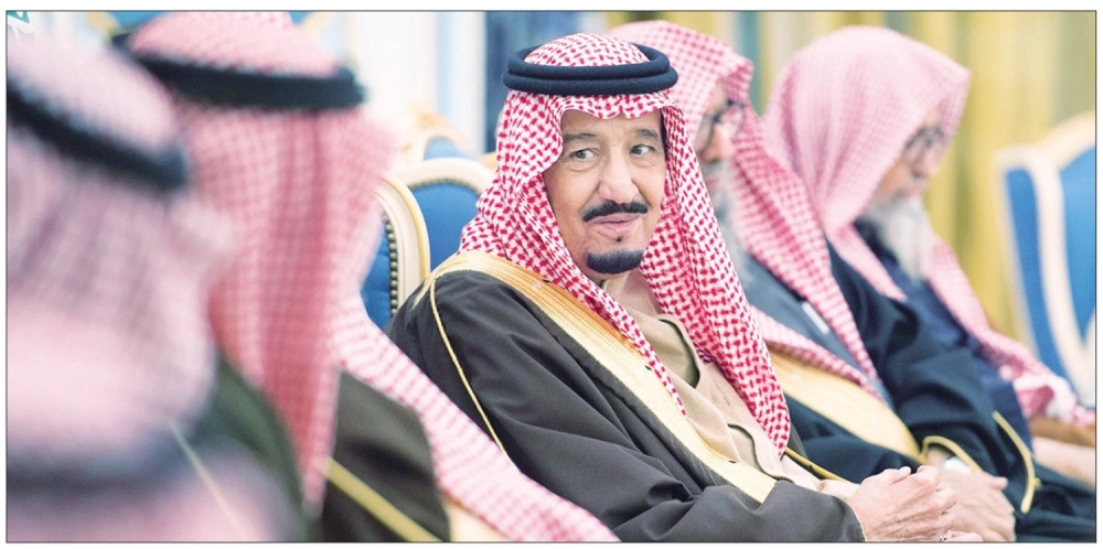  خادم الحرمين خلال استقباله الأمراء والمفتي والعلماء والمواطنين في الرياض أمس (واس) 