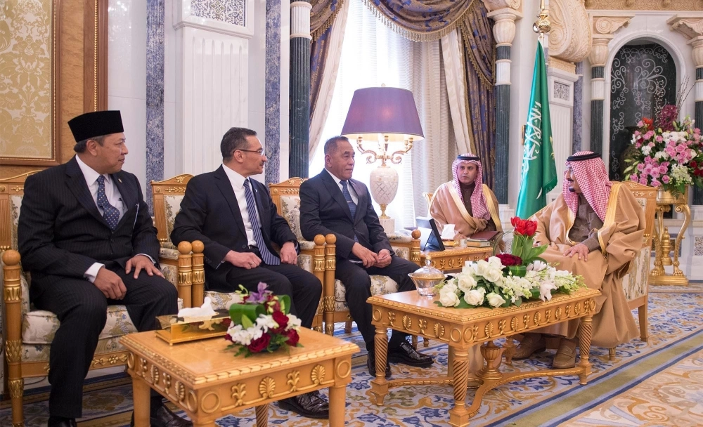 الملك سلمان لدى لقائه رياميز رياكودو وهشام الدين حسين وداتو تميت أمس في الرياض (واس)