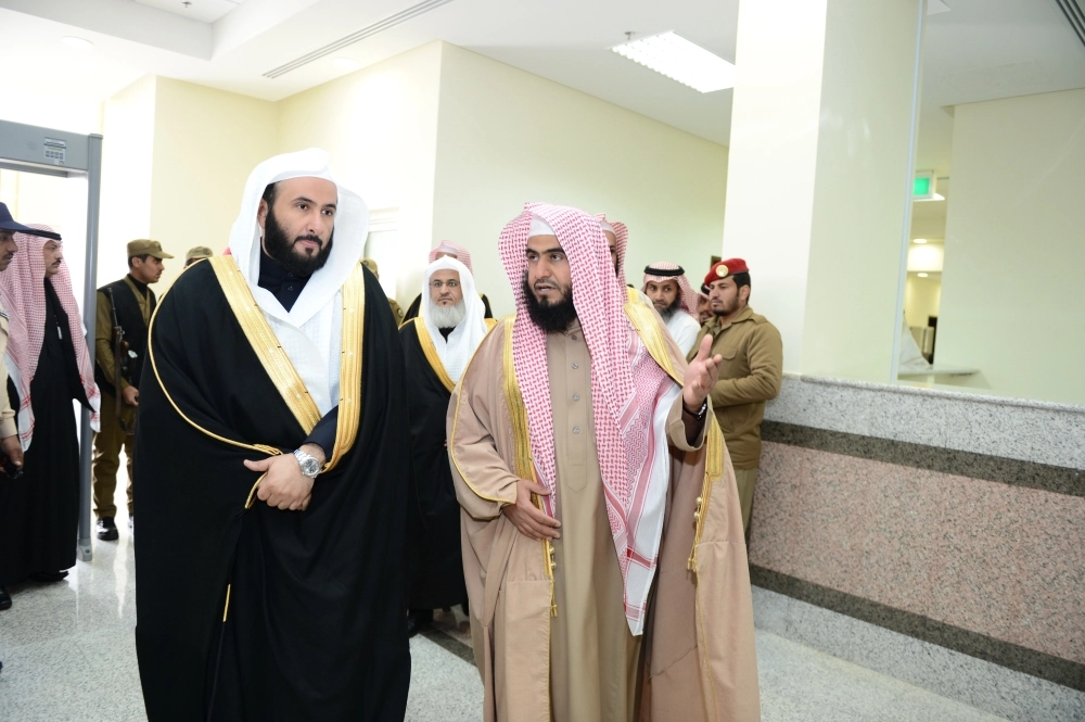 وليد الصمعاني متجولا في أروقة المحكمة الجزائية (مكة)