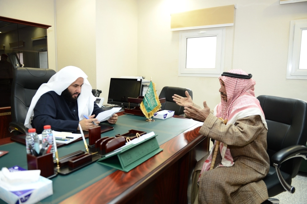 ..وخلال استقباله أحد المراجعين (مكة)