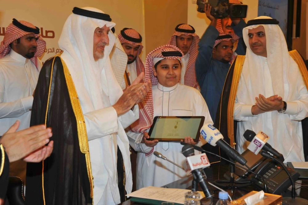 خالد الفيصل لحظة تدشين البرنامج أمس (مكة)