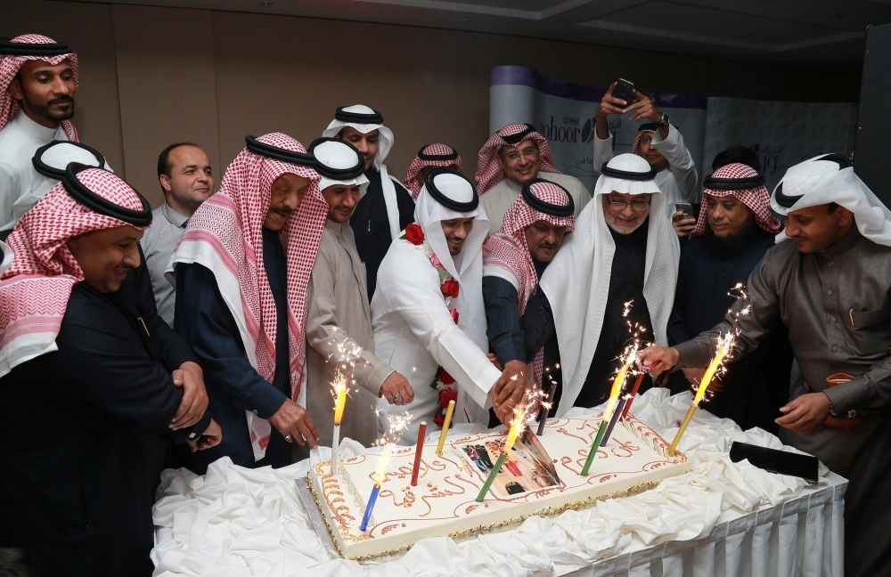 الزميل علي دعرم يقطع (تورتة) الحفل مع مكرميه (حمد الدوسري)