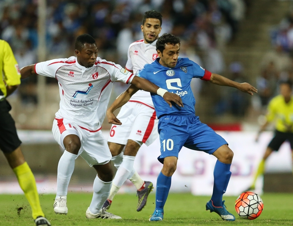 الشلهوب يحاول استخلاص الكرة وسط مضايقة وحداوية أمس (ياسر بخش)