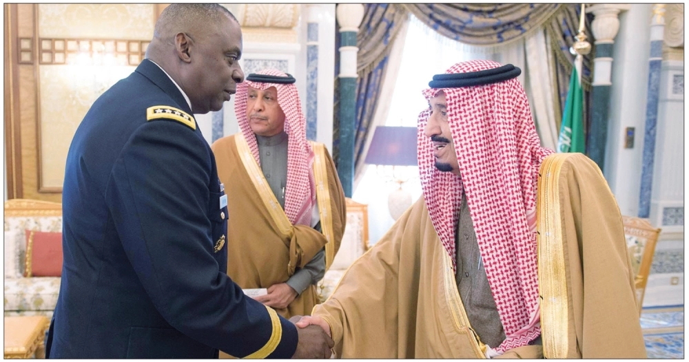   خادم الحرمين مستقبلا قائد القيادة المركزية الأمريكية في الرياض أمس (واس)
