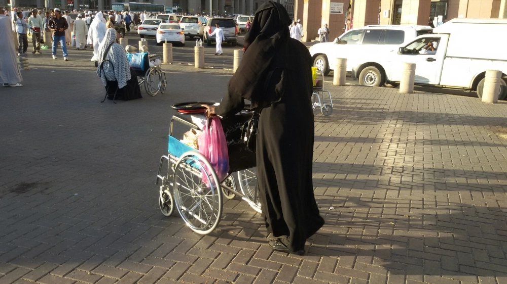 سيدة تمارس البيع على عربة تابعة للمسجد النبوي (أحمد جابر)