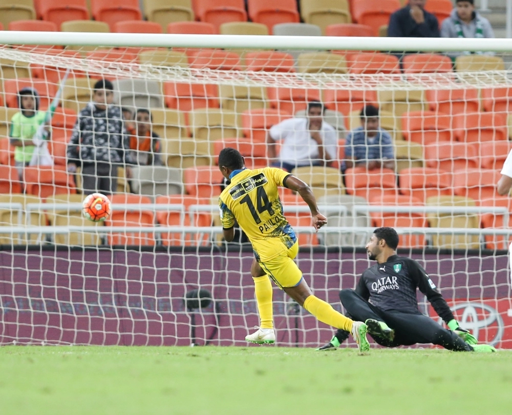 مهاجم التعاون ايفولو لحظة تسجيل الهدف الأول في مرمى الأهلي في جدة أمس (ياسر بخش)