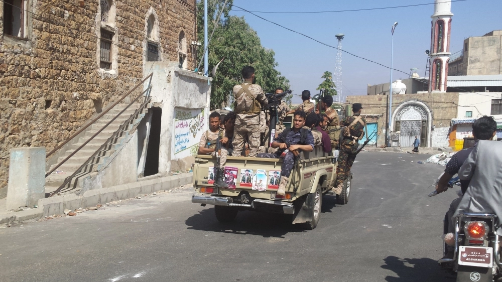 
    عناصر من القوات الشرعية في دورية تمشيطية بتعز (ياسر عقيل)