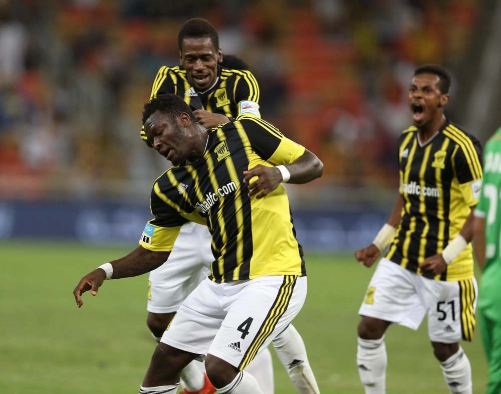 مونتاري يحتفل بهدفه أمس وسط مشاركة مختار فلاتة (علي القرني)