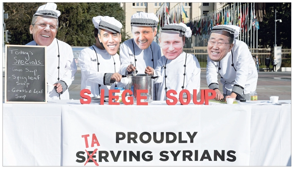  سوريون يرتدون أقنعة تمثل بوتين وأوباما والأسد، ولافروف وبان كي مون يعدون شوربة الحصار، تزامنا مع انطلاق مفاوضات جنيف 3 أمس في غياب المعارضة السورية التي عادت وقررت في وقت متأخر أمس المشاركة، بعد ضمانات أمريكية وأممية بتنفيذ شرطيها في إدخال المساعدات للمتضررين، ووقف إطلاق النار. (10) (إ ب أ، أ ف ب)