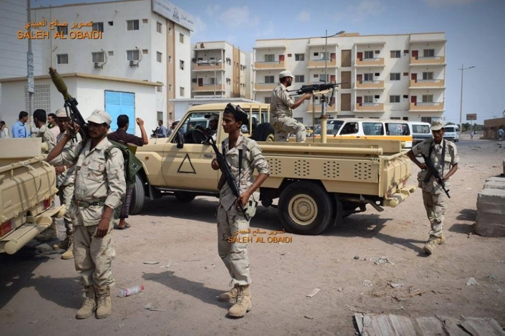 عناصر من وحدة إدارة الأمن يأخذون مواقعهم في عدن (أديب محمد)