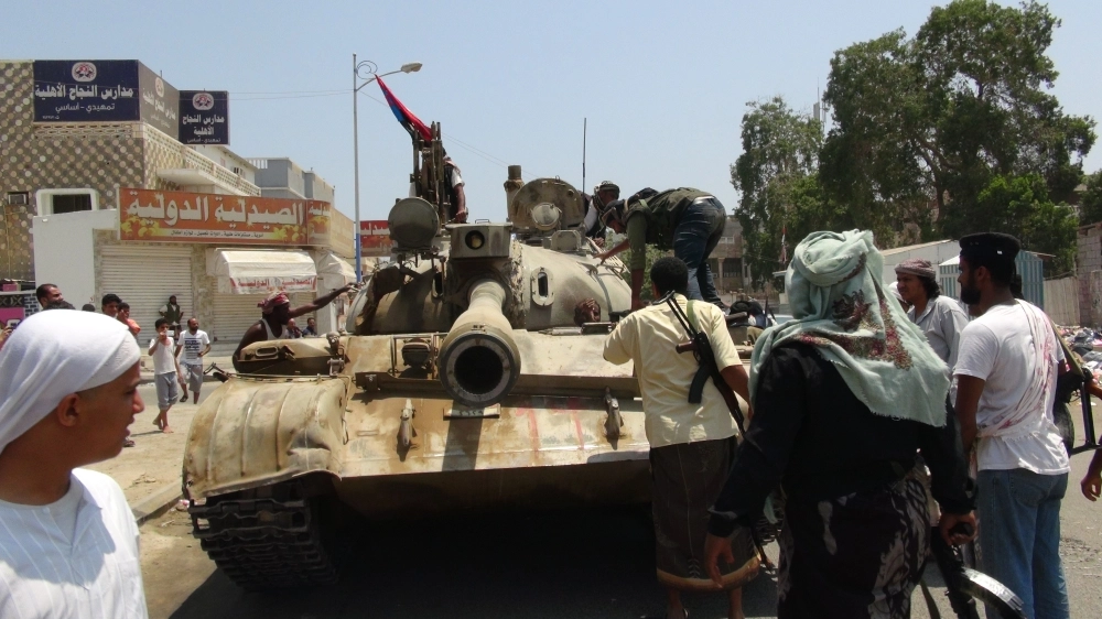 عناصر تابعة للقوات الشرعية بأحد شوارع عدن (أديب محمد)