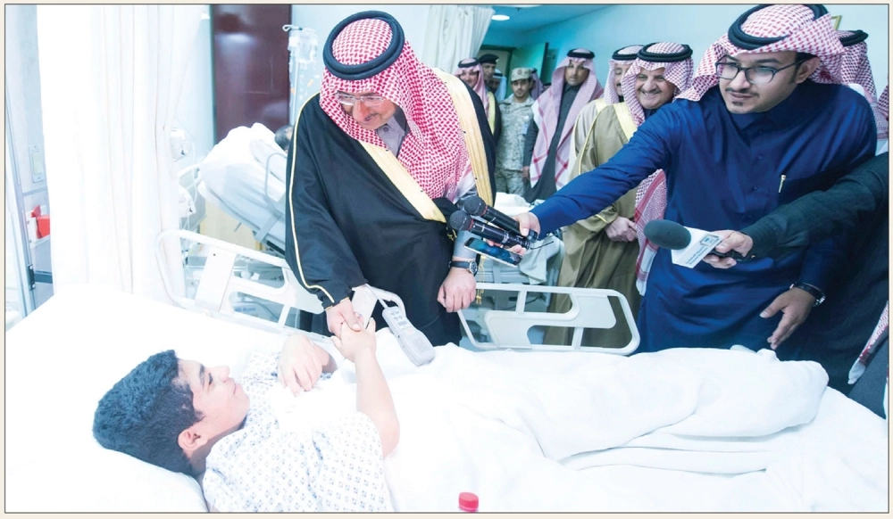 
    الأمير محمد بن نايف مطمئنا على أحد مصابي حادثة مسجد الرضا في الأحساء أمس (واس)
