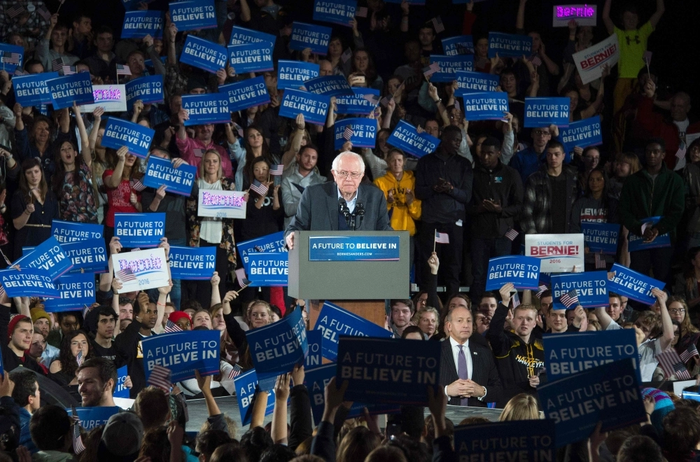 المرشح الديموقراطي ساندرز يتحدث في تجمع انتخابي في أيوا (أ ف ب) 