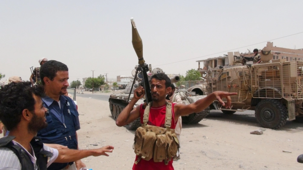 
    جنود من القوات الشرعية في إحدى الجبهات شمال عدن (أديب محمد)