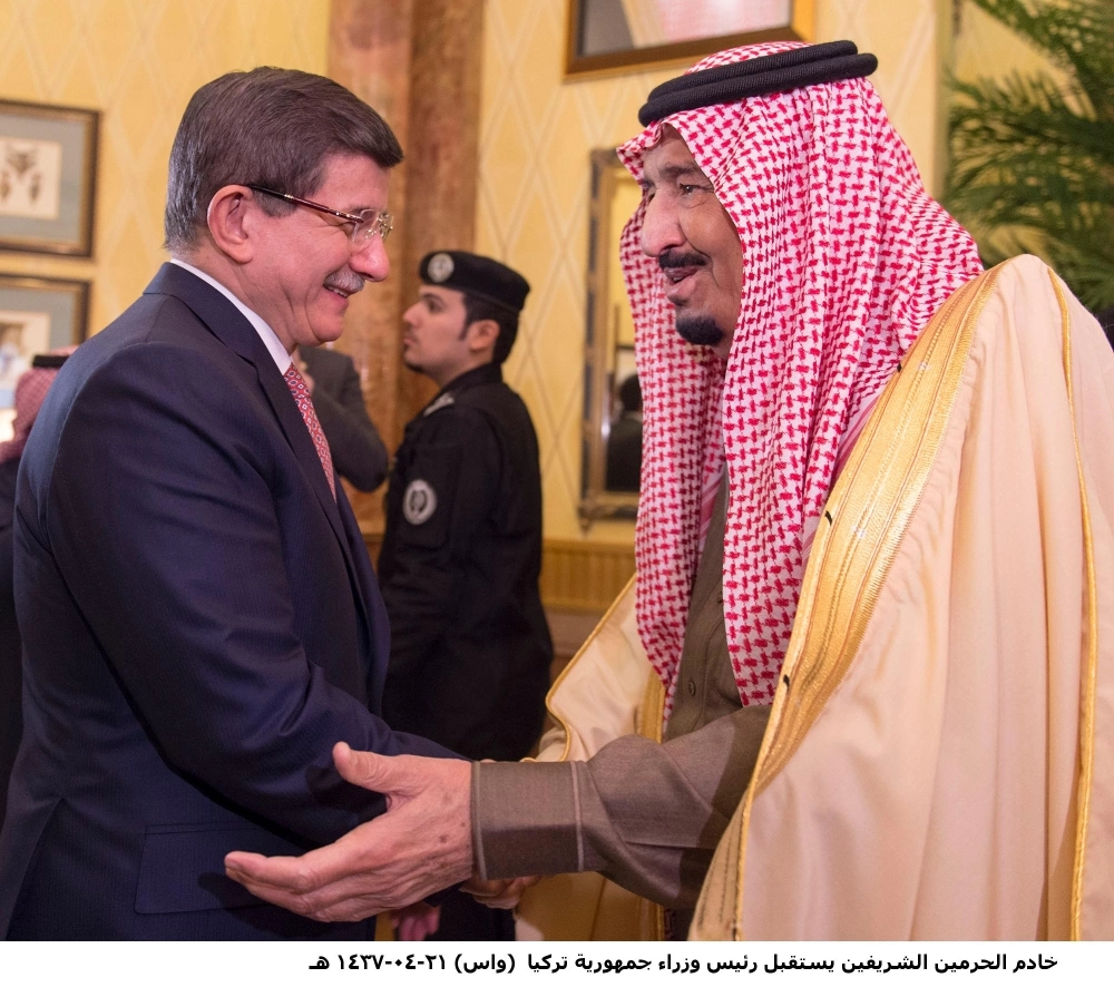 
    الملك سلمان مصافحا أحمد داود أوغلو