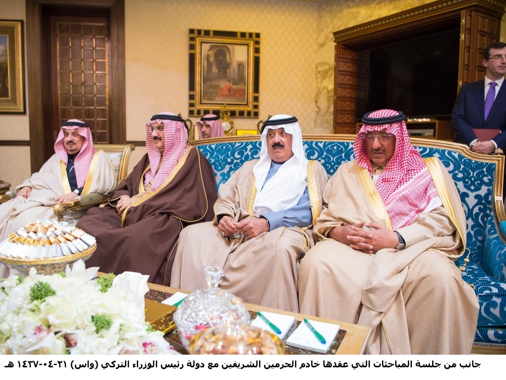 
    الأمراء فيصل بن بندر ومنصور بن متعب ومتعب بن عبدالله ومحمد بن نايف خلال اللقاء