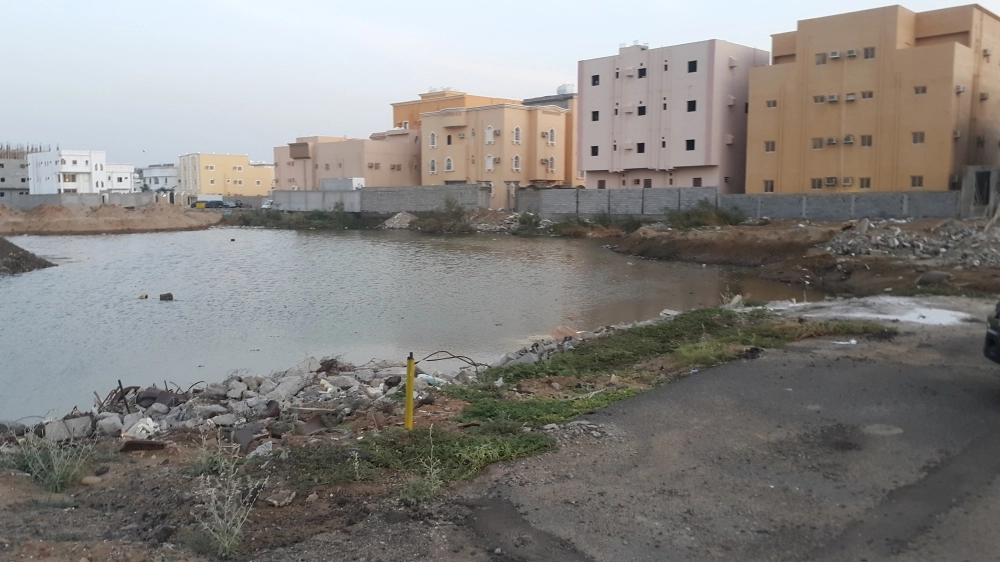 أحد المستنقعات التي تحاصر المنازل (مكة)