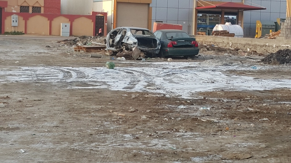 سيارات تالفه داخل الحي