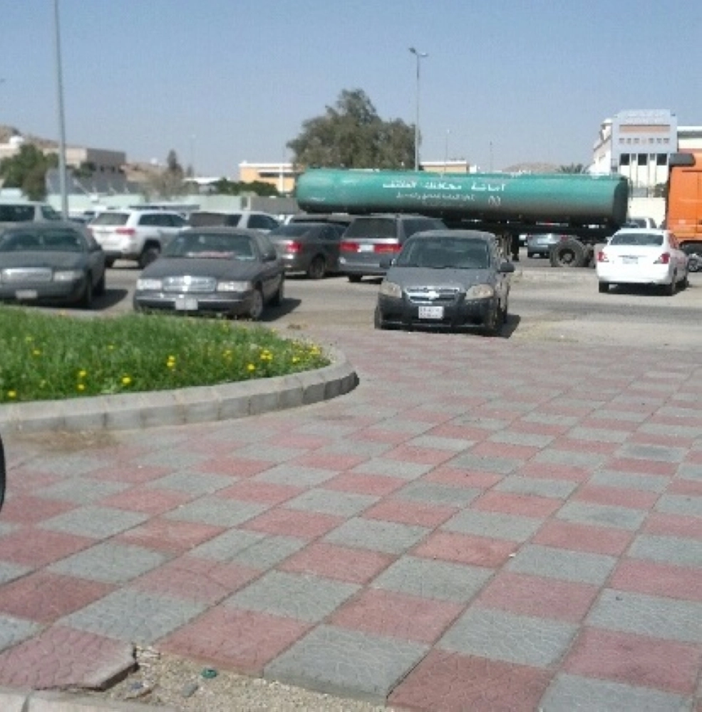 شاحانات الأمانة تزاحم المصلين      (مكة)