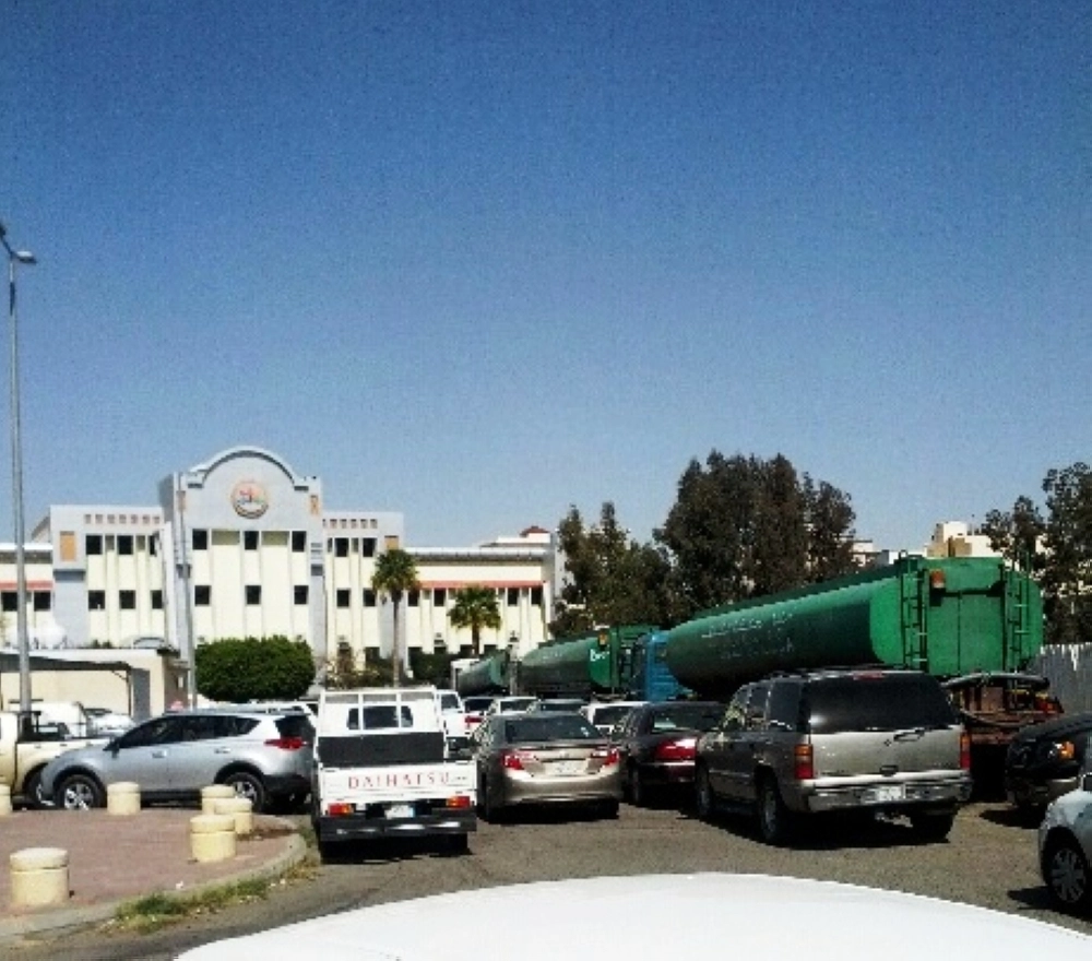 شاحانات الأمانة تزاحم المصلين      (مكة)