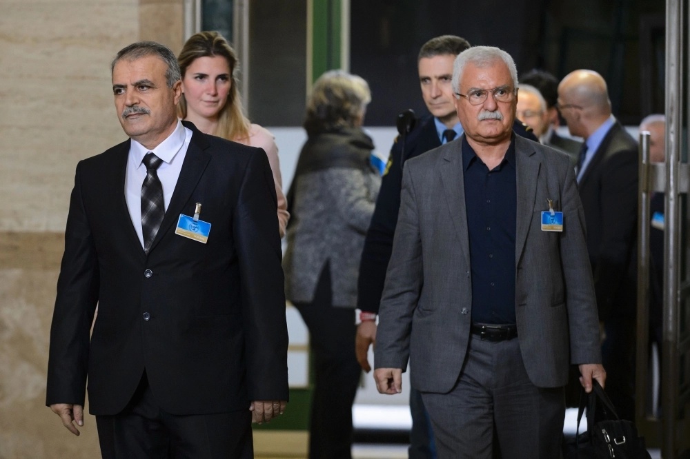 
    وفد المعارضة في طريقه إلى لقاء المبعوث الأممي في جنيف (أ ف ب)