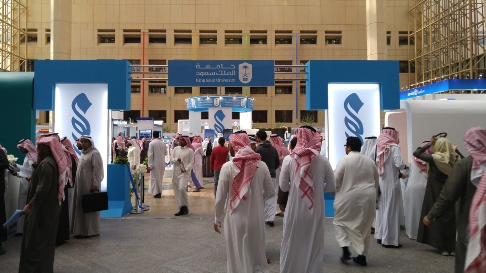 عدد من طالبي الوظائف خلال أسبوع المهنة (مكة)