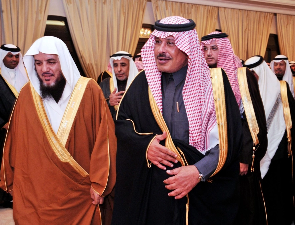 مشاري بن سعود مستقبلا المسؤولين خلال الجلسة الأسبوعية (واس)