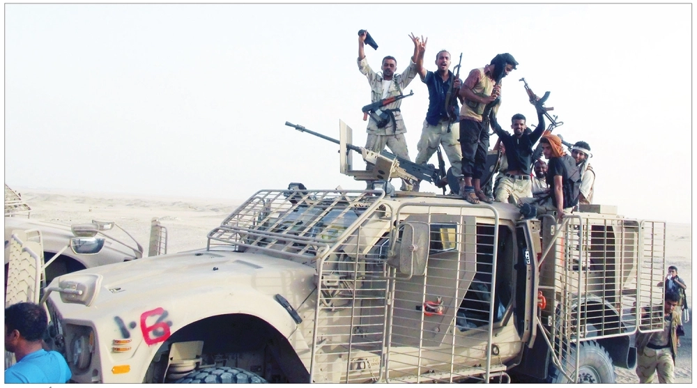     عناصر من القوات الشرعية يعبرون عن فرحتهم بالانتصارات قرب عدن (أديب محمد)