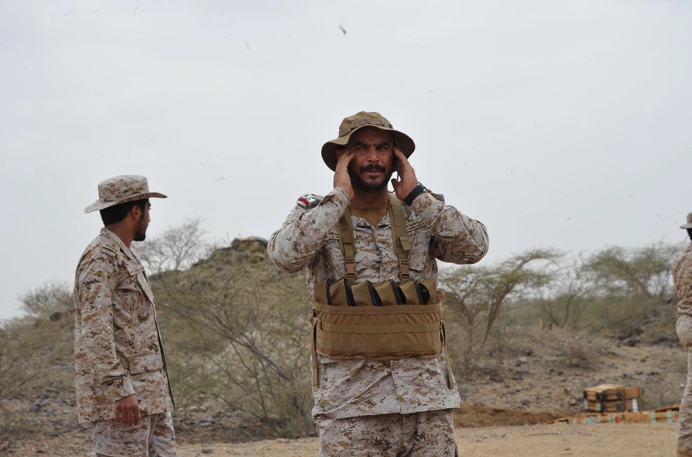 أفراد من القوات المسلحة الشريط الحدودي بقطاع محافظة الحرث في جازان (واس)